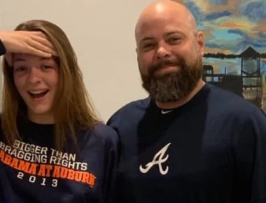 Πατέρας φόρεσε κοντό σορτς για να δείξει στην κόρη του πόσο γελοίο είναι - Το βίντεο των 47 εκατ. προβολών